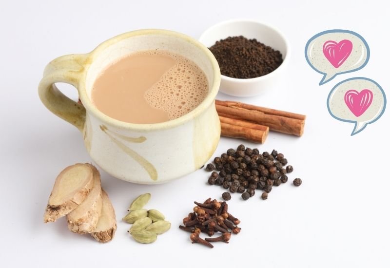 Chai Masala di Natura da Bere. Tazza di chai circondata da spezie: cannella, zenzero, pepe nero, chiodi di garofano.